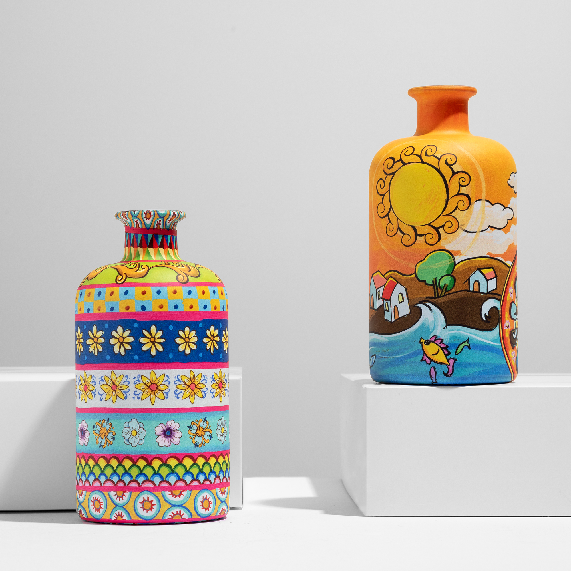 Le Iconiche Romano Vincenzo — two decorated olive oil bottles with Sicilian folk patterns, digital sublimation on glass